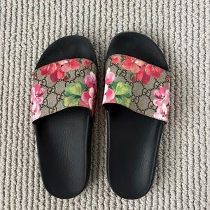 Gucci GG Blooms Supreme Monogram Floral Women’s Slides